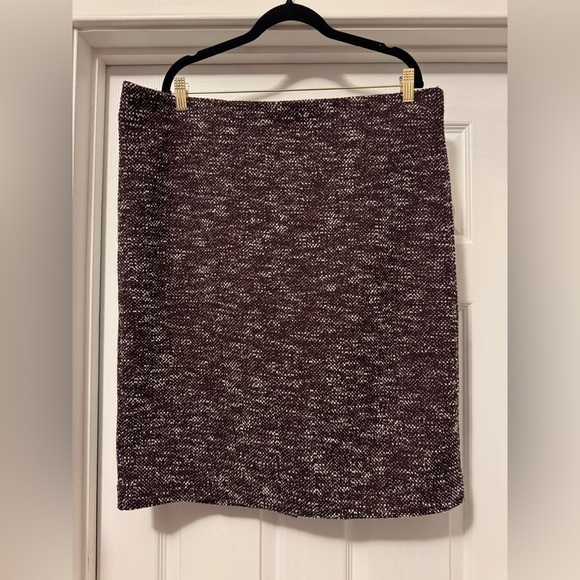 Elegant Black and White Knit Skirt - Picture 1 of 6